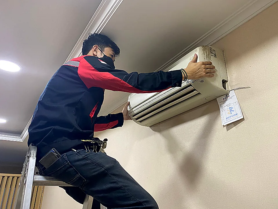 Dokumentasi Teknisi Service AC PT Refcon Polar Nusaindo 3