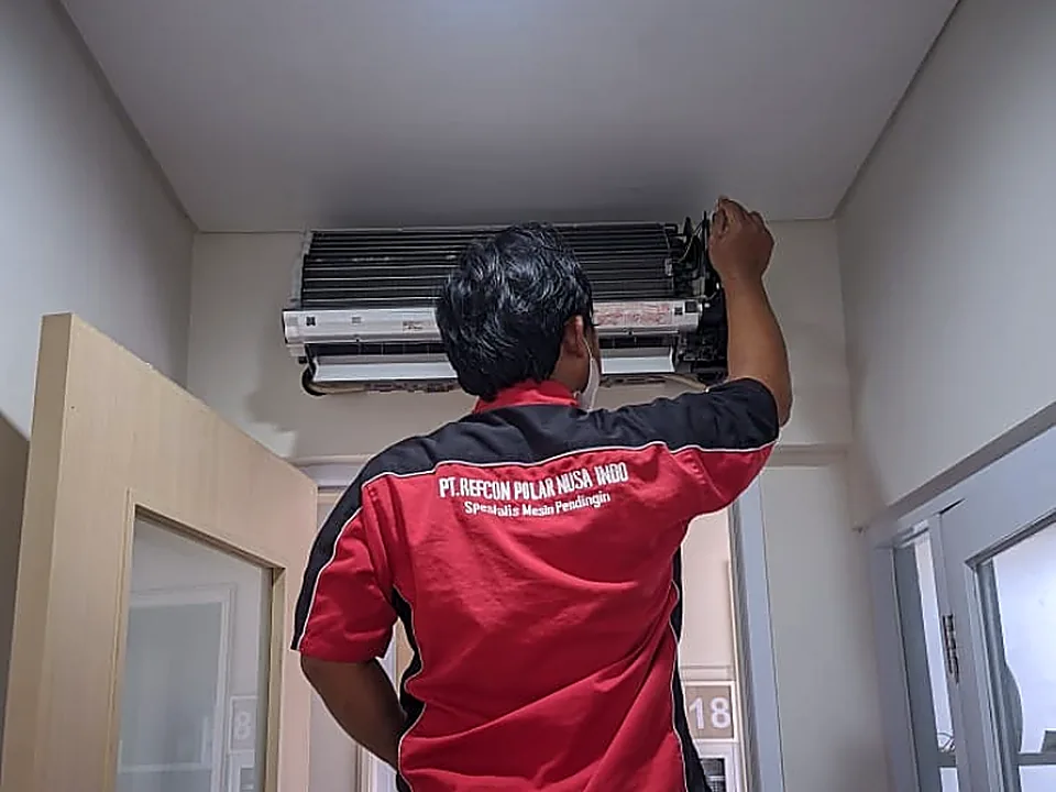 Dokumentasi Teknisi Service AC PT Refcon Polar Nusaindo 5